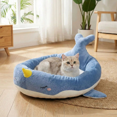 panier chat baleine bleue avec chat allongé 1