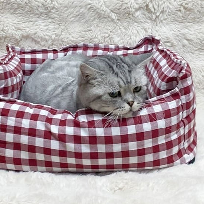 panier chat carreaux vichy rouge classique avec chat 