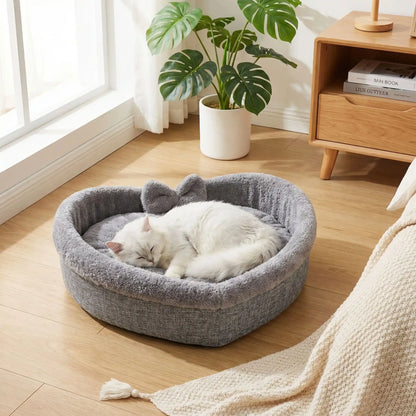panier chat coeur gris avec chat blanc endormi 