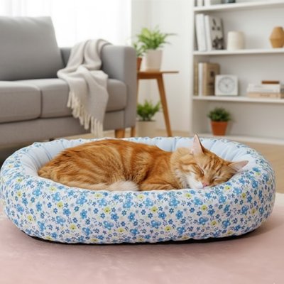 panier chat fleuri bleu avec chat endormi