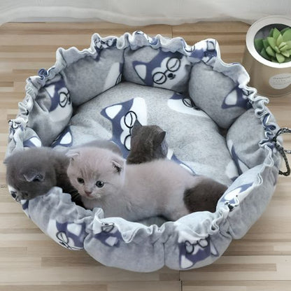 panier chat gris motif chiens avec chatons