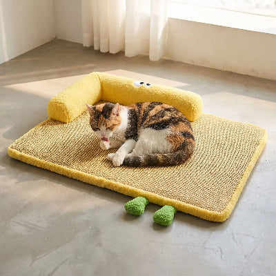 tapis chat avec rebord jaune chat léchant patte