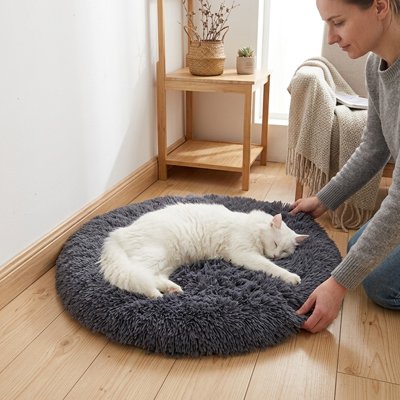 tapis chat rond gris foncé femme chat endormi