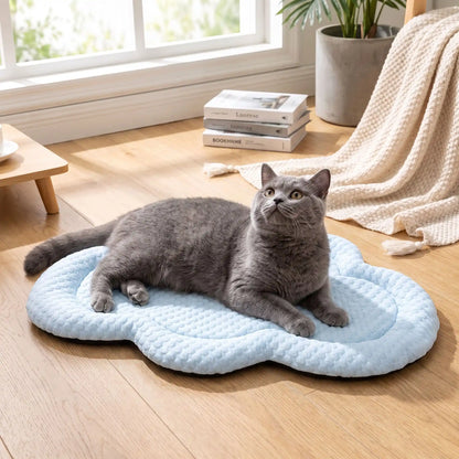 tapis rafraichissant chat nuage bleu chat gris allongé 