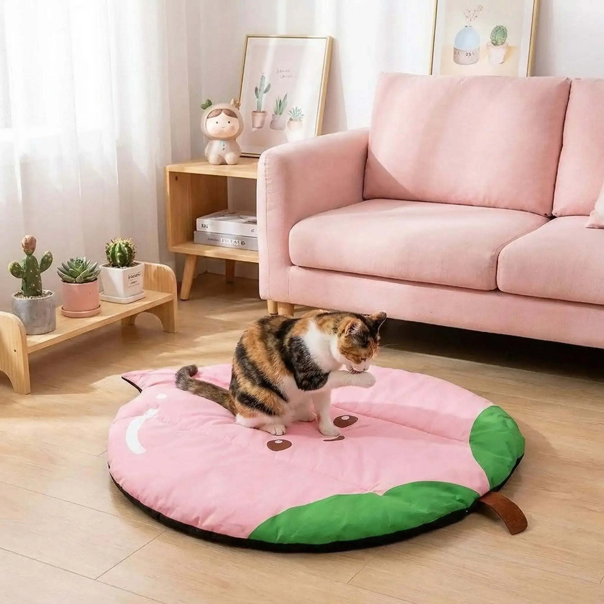 tapis rafraichissant chat pêche rose avec chat faisant toilette 