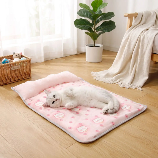 tapis rafraichissant chat soie rose chat allongé 