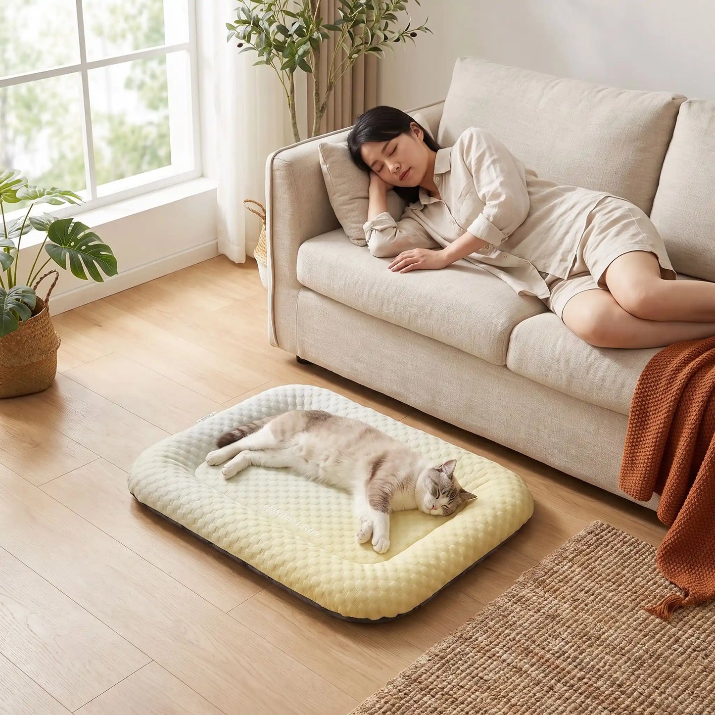 tapis rafraichissant chat soie végétal jaune chat endormi 