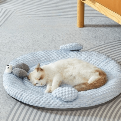 tapis rafraichissant chat soie végétale chat calme allongé 